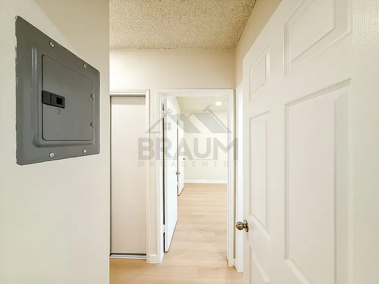 Villa East at Oxnard St. — Photo 15