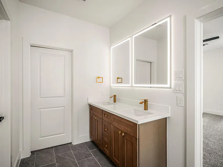 1226 E 23rd St — Photo 31