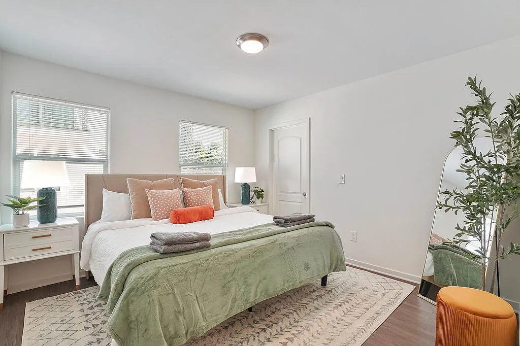 120 N Rowan Ave — Photo 3