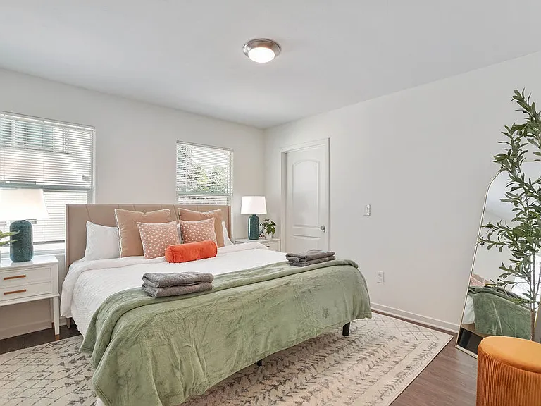 120 N Rowan Ave — Photo 3