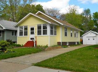 914 Daniels St NE, Cedar Rapids, IA 52402