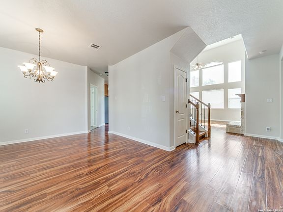 4th image of 25902 Laurel Gln