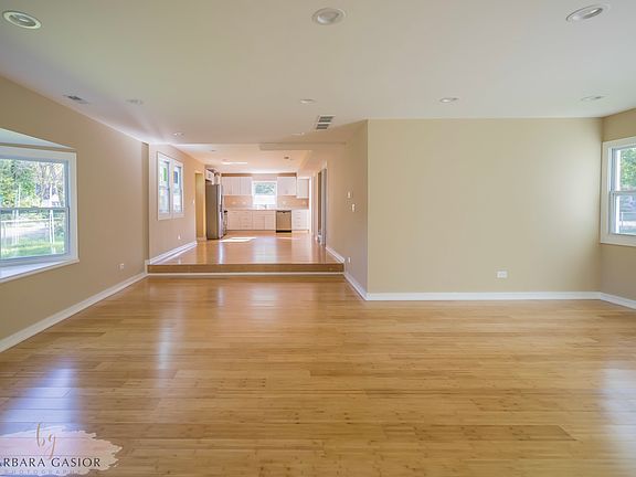 3rd image of 21 E Willow Dr