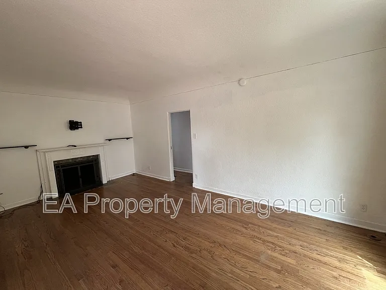 411 Wellesley Dr SE — Photo 2