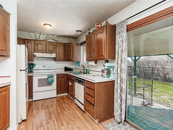 5th image of 612 Brookwood Dr