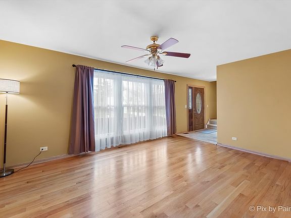 3rd image of 160 Larchmont Ln