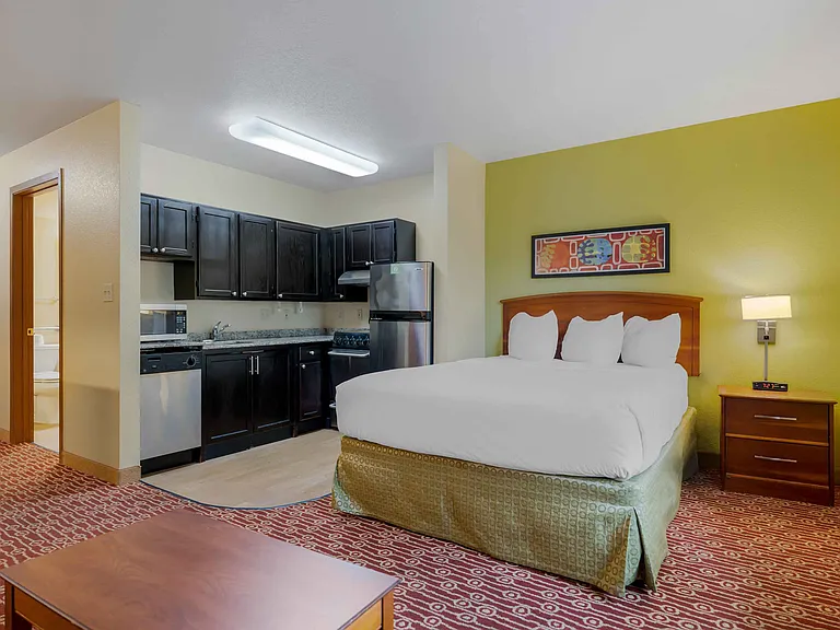 Deluxe Studio - 1 Queen Bed