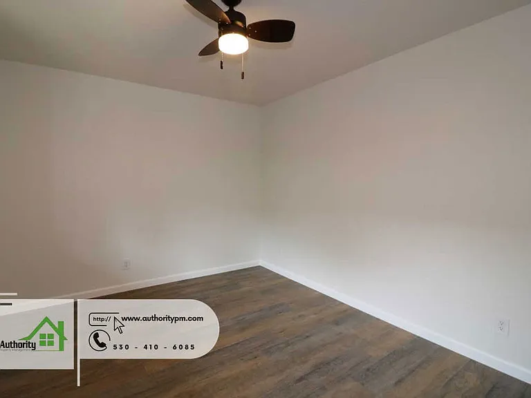 1833 Oregon Ave — Photo 24