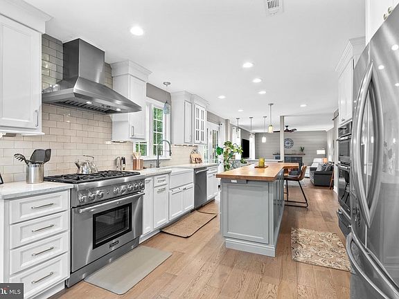 2nd image of 2 Sutton Ct