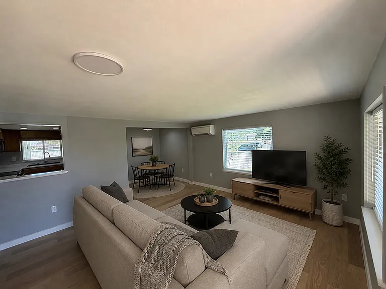 809 Stanton Ave — Photo 2