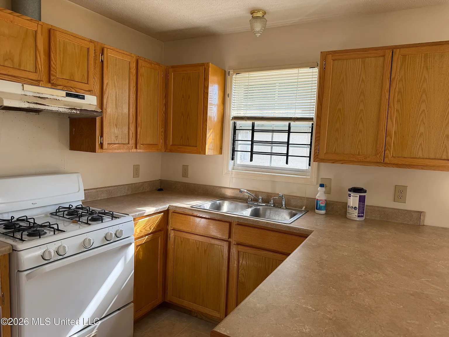 3 bed, 1.0 bath, 1295 sqft, $1,200 — Photo 4