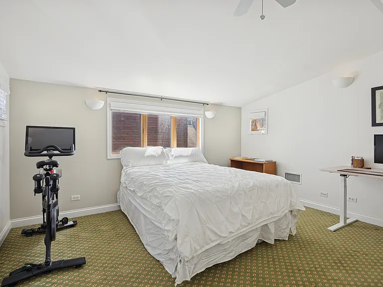 1065 N Marshfield Ave #2 — Photo 26