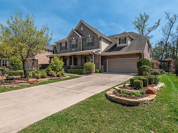 Home is conveniently located within walking distance to Creekside Forest Elementary & Rob Fleming Park.