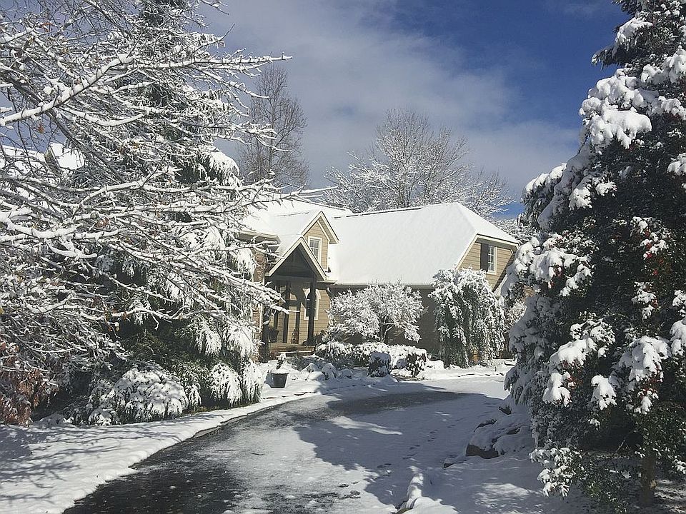1st image of 8 Valley Oak Dr
