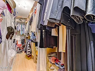 1555 Lakeway Dr — Photo 23