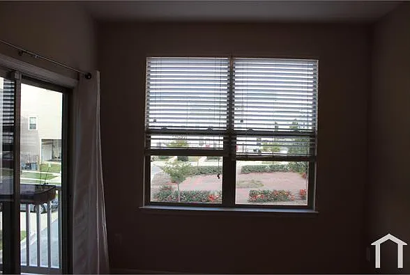 906 E Lombard St — Photo 24
