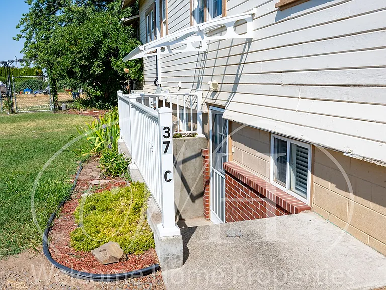 37 NW Evans Ave — Photo 21