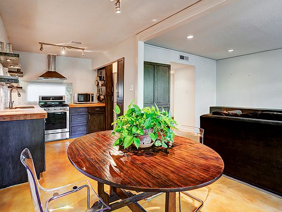 4th image of 8211 Katy Fwy APT 13