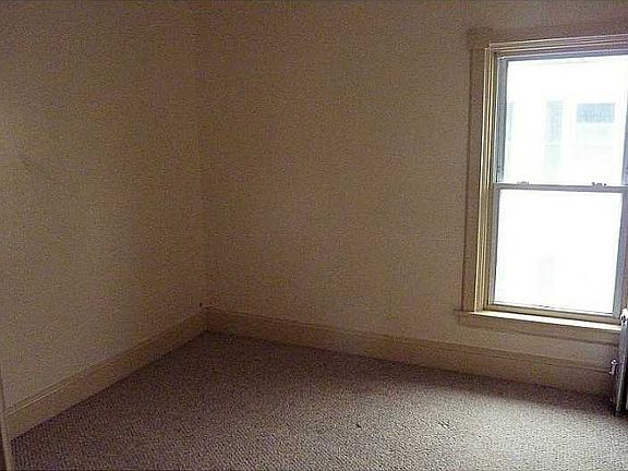 3rd image of 195 Woodbine St