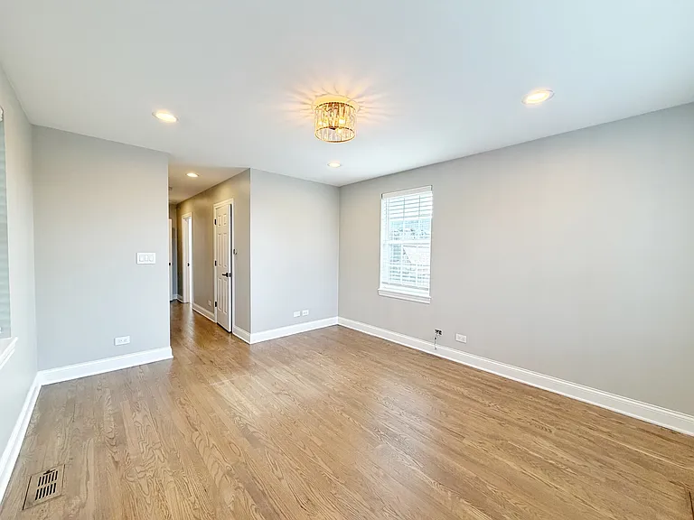 2427 W Grenshaw St #2 — Photo 8