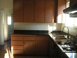 4th image of 1006 Harris St