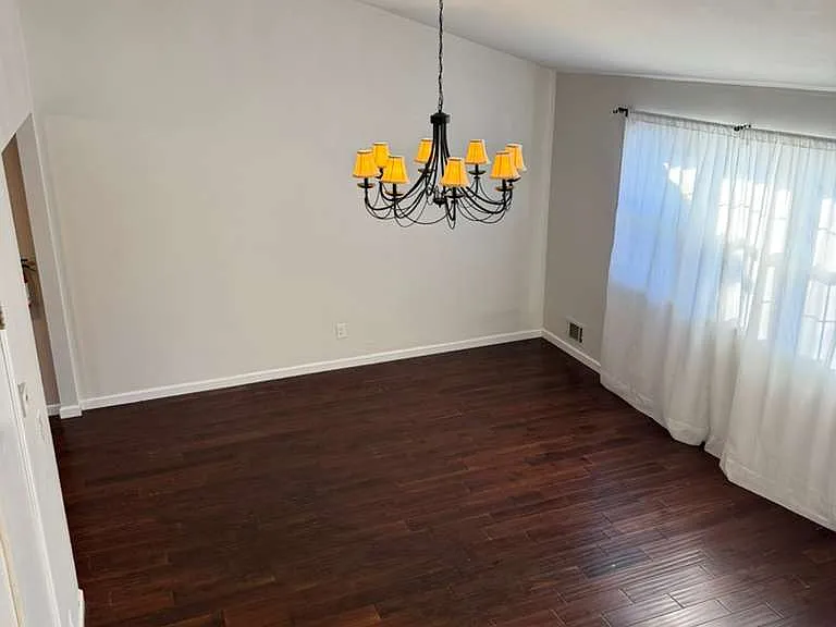 995 Hunt Dr — Photo 4