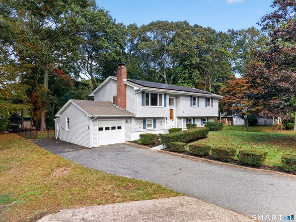 8 Pequot Drive, Ledyard, CT 06335
