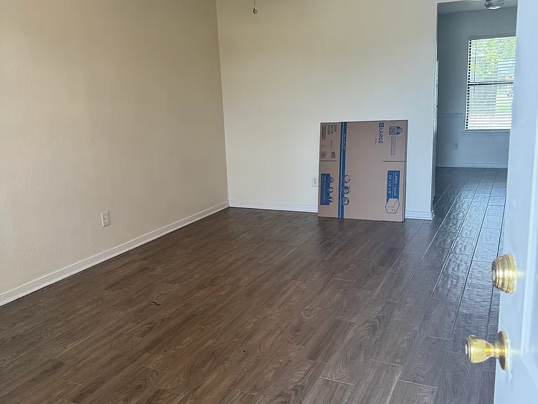 405-411 W Avenue D — Photo 2