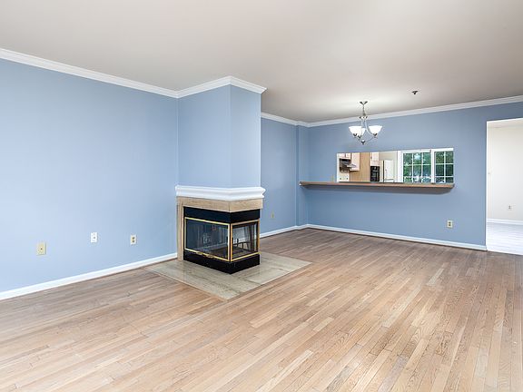 3rd image of 3040 S Glebe Rd #1
