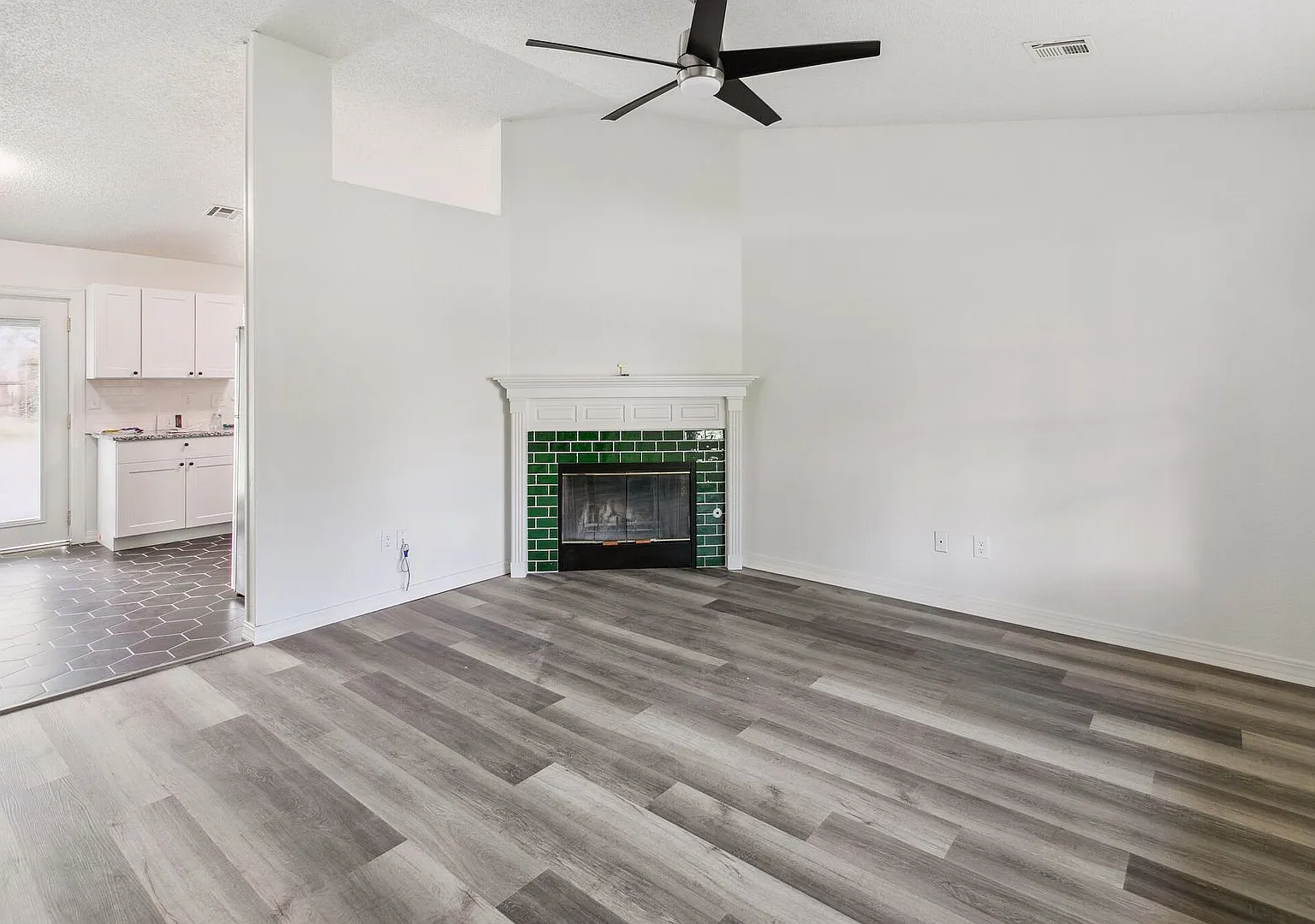 Ready for move in this November! Beautifully Renovated 3/2 Home for Rent. — Photo 4