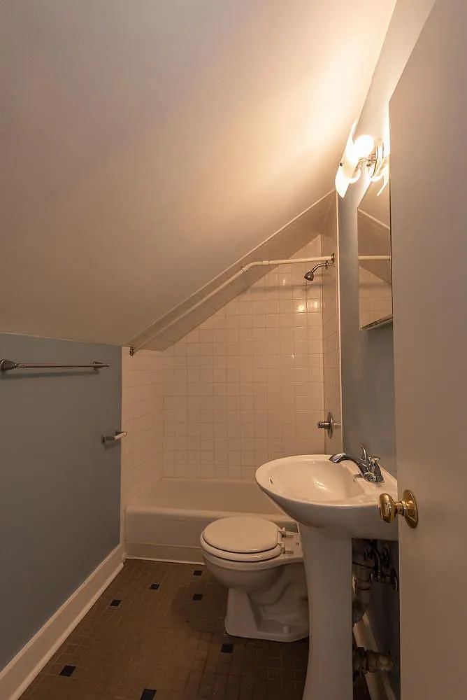 517 W Howe St — Photo 2