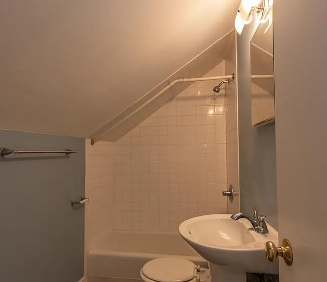 517 W Howe St — Photo 2