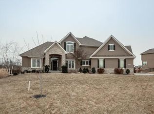 8040 NW Emerald Ct, Parkville, MO 64152