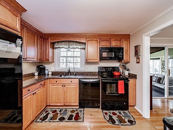 2nd image of 33 Woodlawn Dr