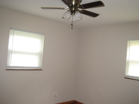 4th image of 3006 Medina Ave