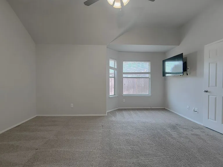 824 Lake Grove Dr — Photo 10