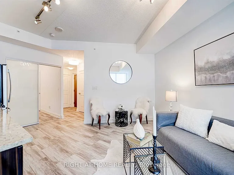 7171 Yonge St #511 — Photo 7