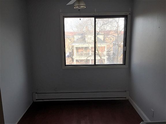 5th image of 2610 Garfield Ave APT 302