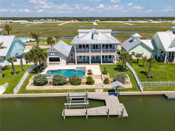 1009 Fiji Dr, Rockport, TX 78382