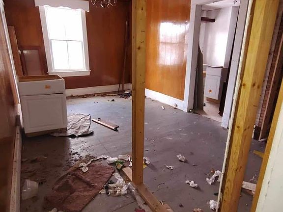 2nd image of 250 10th St NW