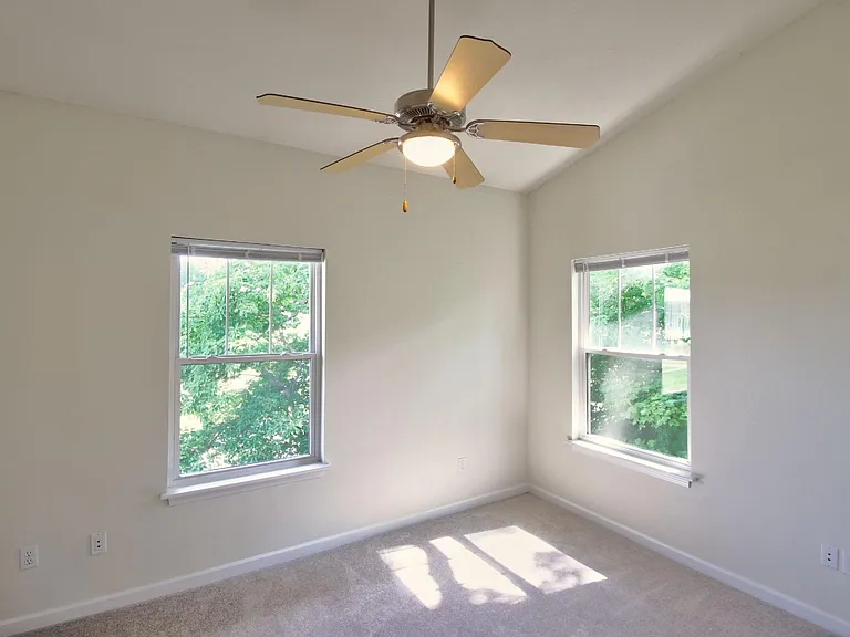 Scholar's Quad Collegiate Apartments — Photo 17