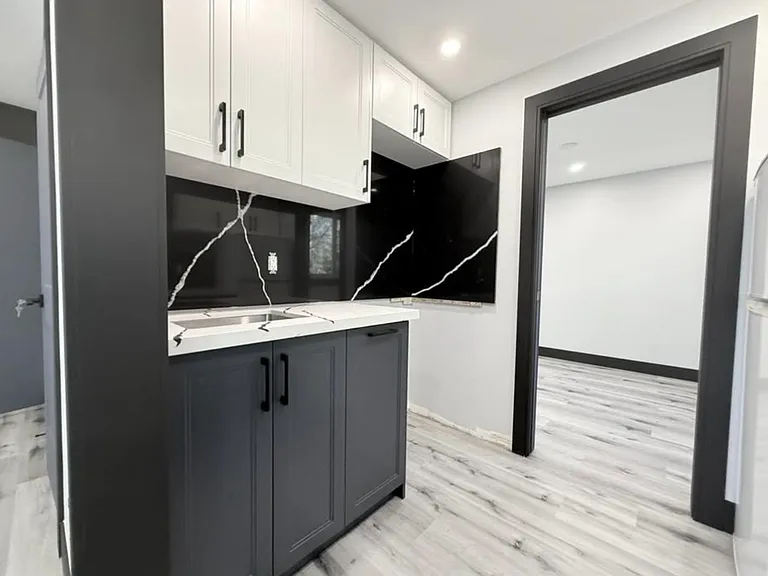 48 Alma St S — Photo 2