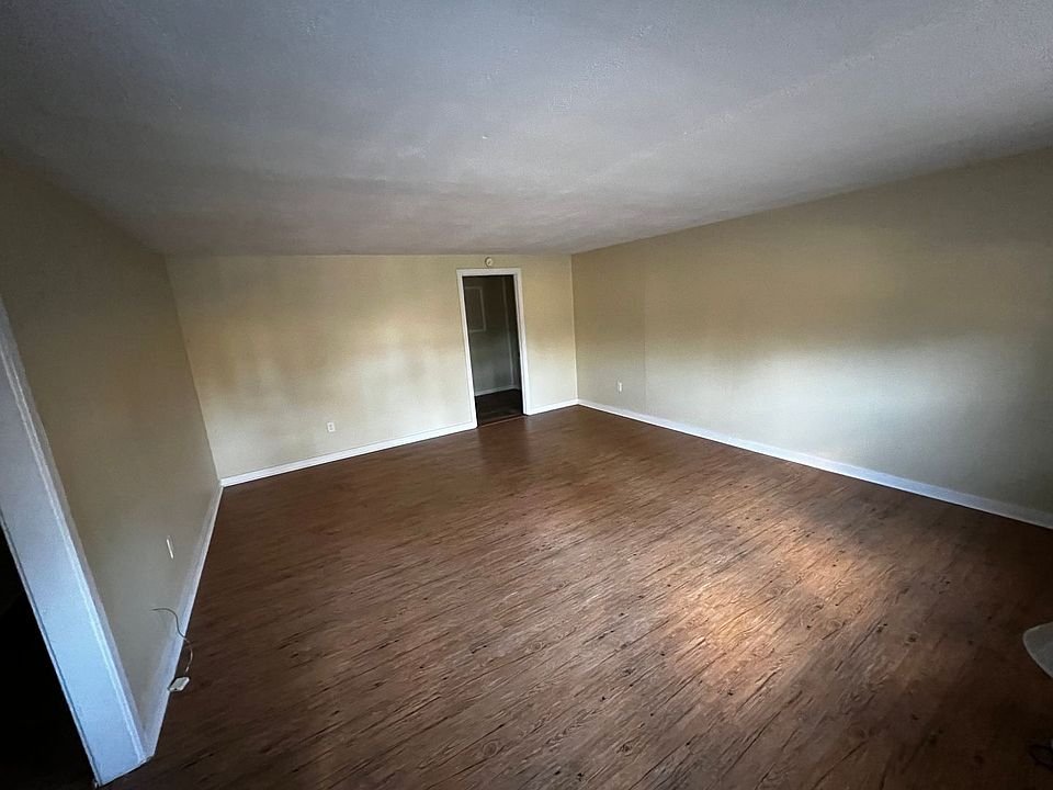 2nd image of 501 Rugby Rd #3