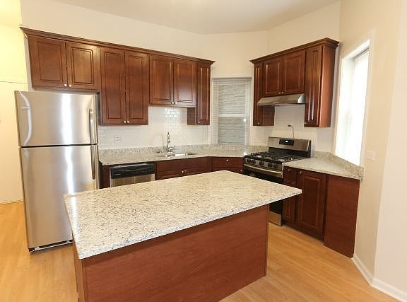 5th image of 1473 W Erie St APT 1R
