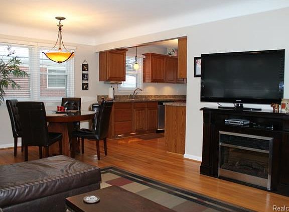 2nd image of 34993 Parkdale St