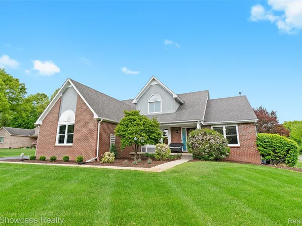 2876 Bay Vista Dr, Highland, MI 48357