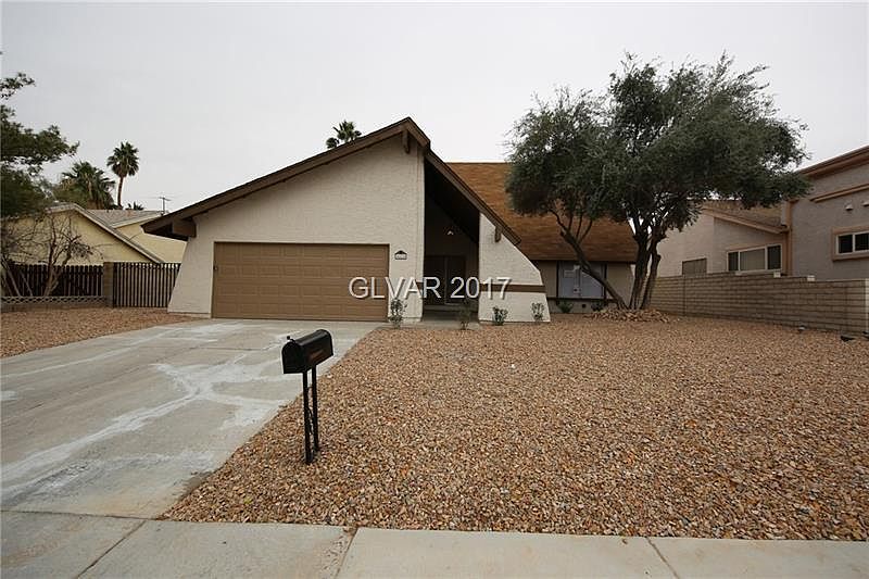 FRONT HOUSE WITH BIG DRIVEWAY!!