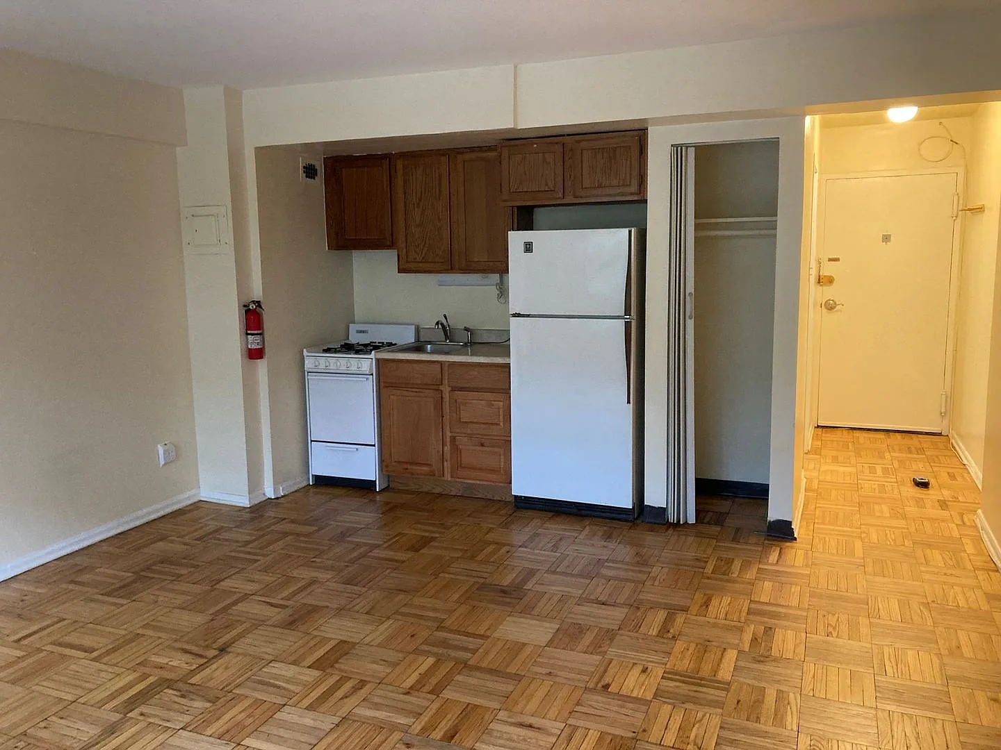 Charming Efficiency at The Saxony Adams Morgan Lanier Heights — Photo 4