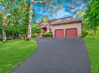 5 Bay Woods Dr, Hampton Bays, NY 11946