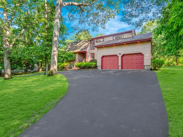 https://photos.zillowstatic.com/fp/c3dc728397eb5deb77a4fe59ebc8ad3f-p_e.webp